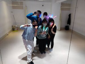 京ダンススクールでアニソンを習う生徒たち
